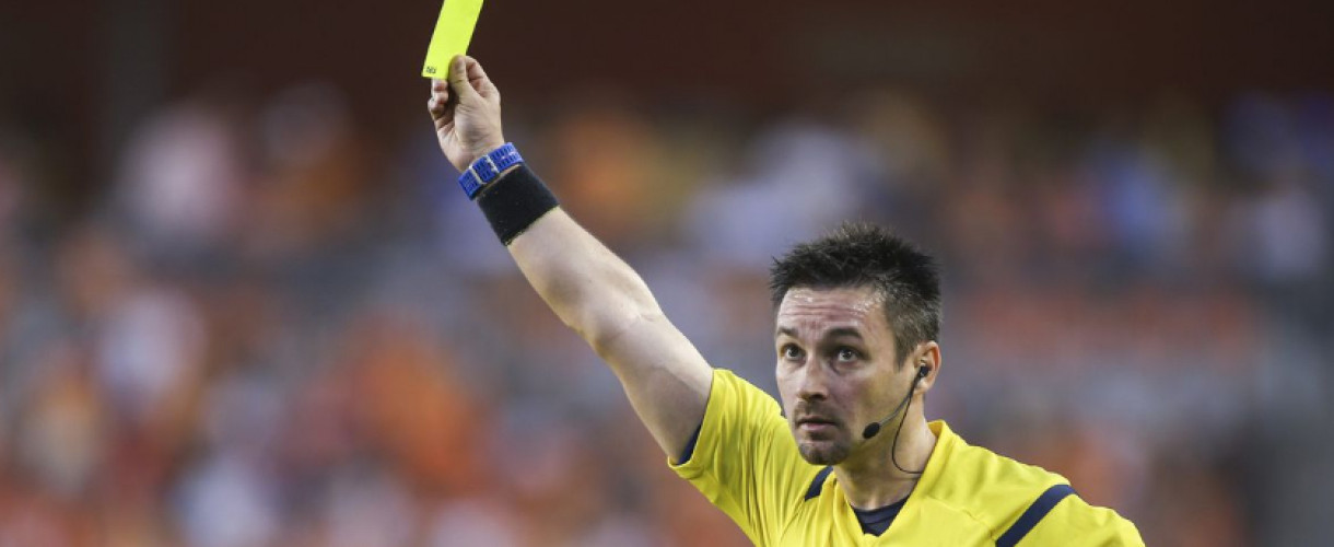 Желтые карточки в матче. Желтая и красная карточка в футболе. Желтая карточка футбол иллюстрация. Судья с желтой карточкой фото. Какла дают красные карточки в футболе.